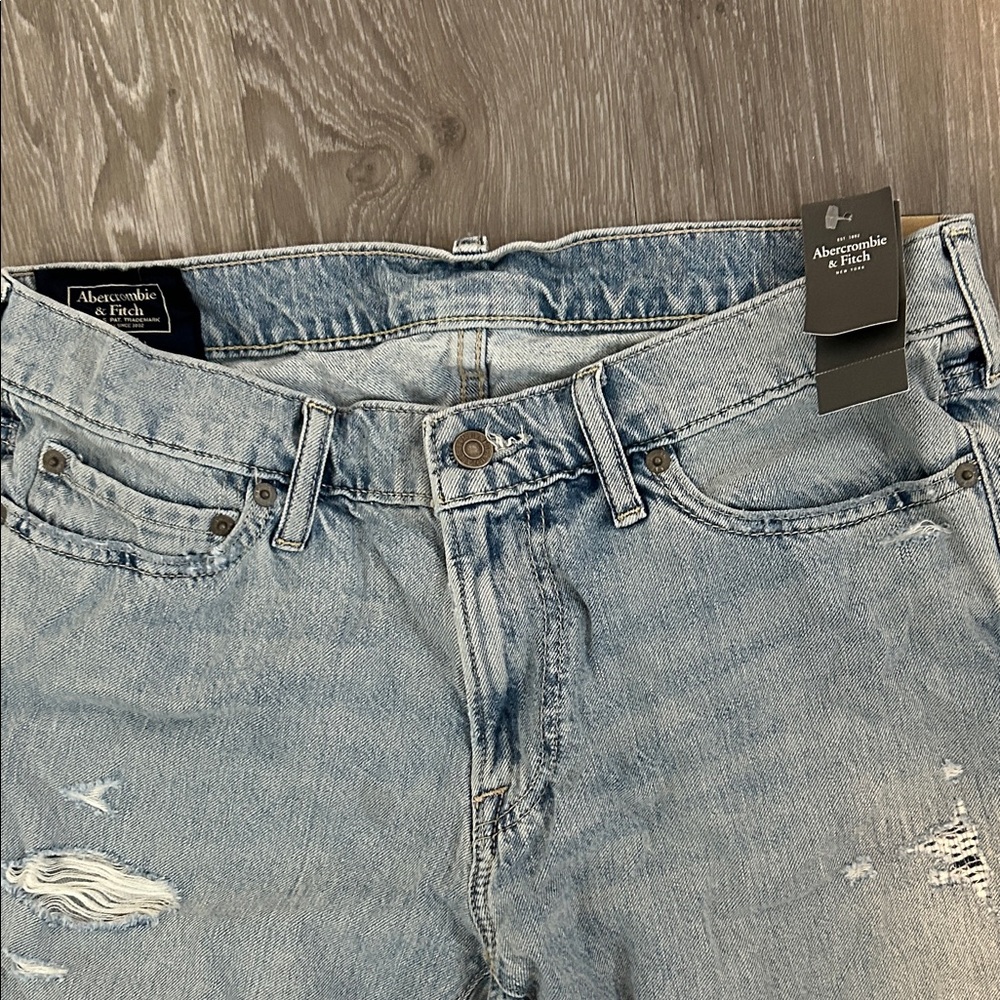 🆕Abercrombie & Fitch Light Wash Distressed Skinny Jeans (NWT) - Picture 2 of 5